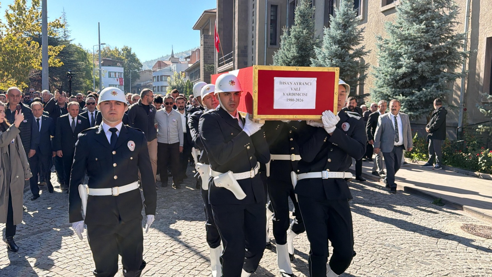 Valilik önünde İhsan Ayrancı’ya veda 9 Valilik önünde İhsan Ayrancı’ya veda