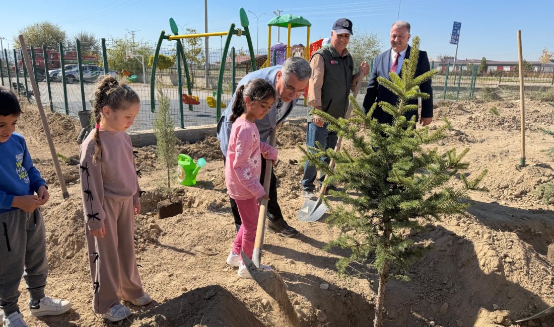 Afyonkarahisar’da “Maarifin İlk Fidanları Projesi”nin ilk fidan dikim programı, Erenler