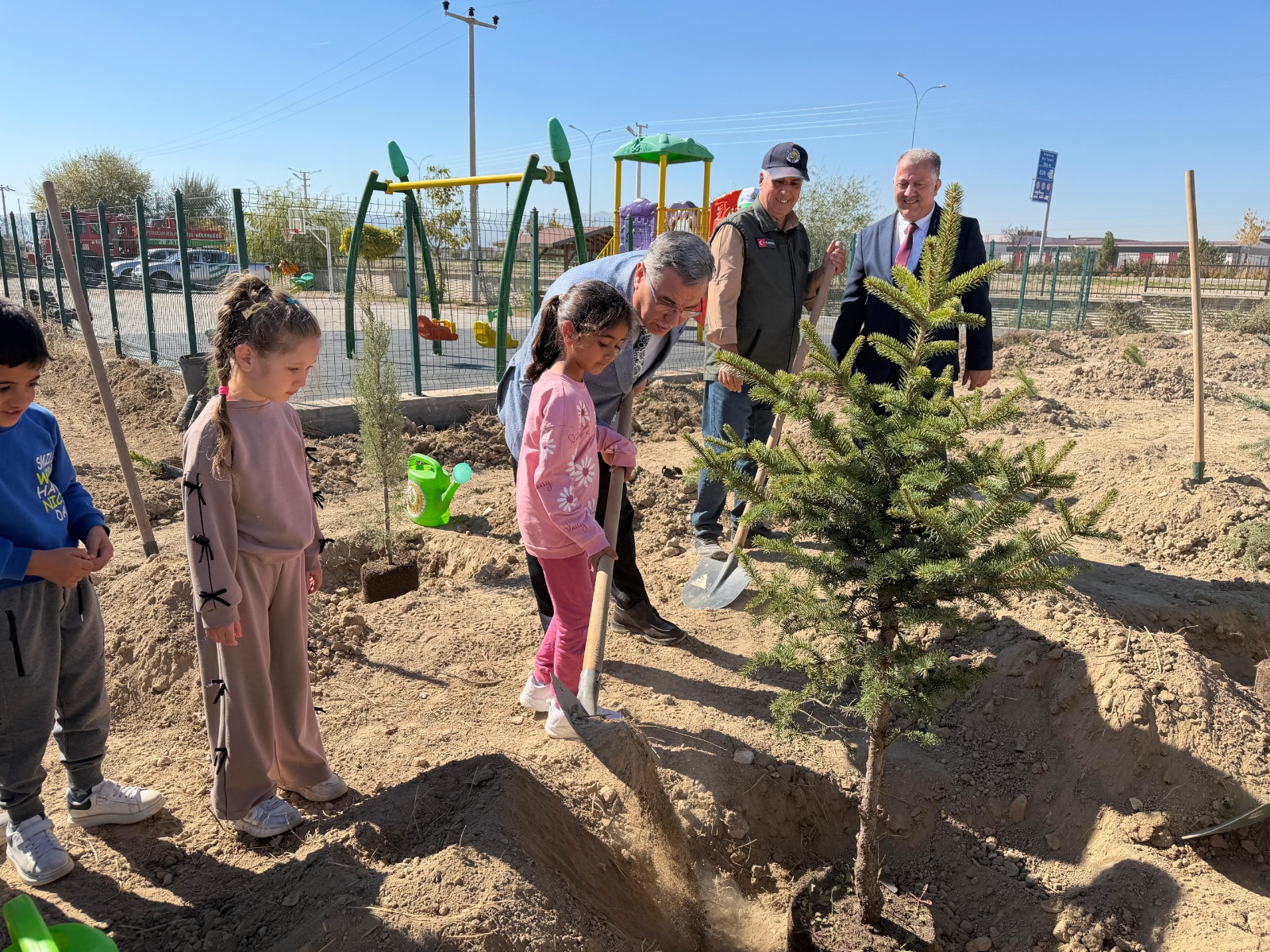 Afyonkarahisar’da “Maarifin İlk Fidanları Projesi”nin ilk fidan dikim programı, Erenler