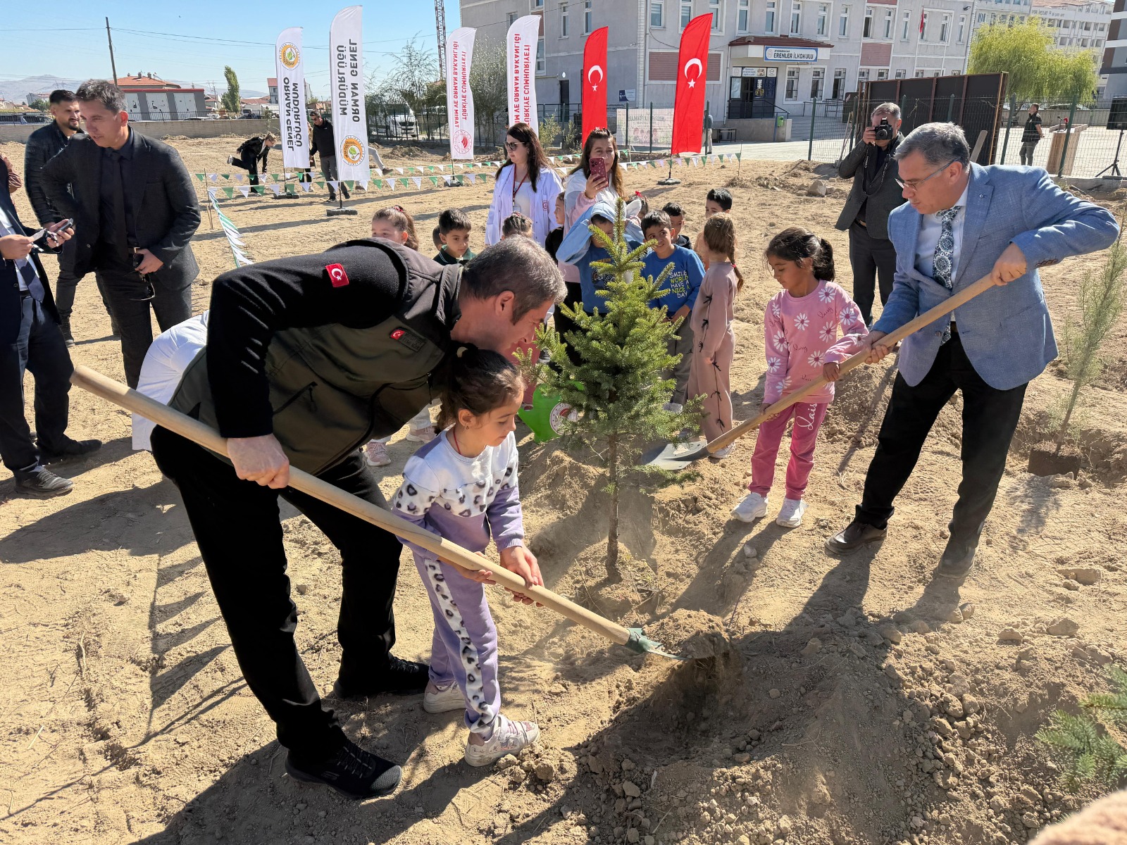 Erenler İlkokulu’nda fidanlar toprakla buluştu