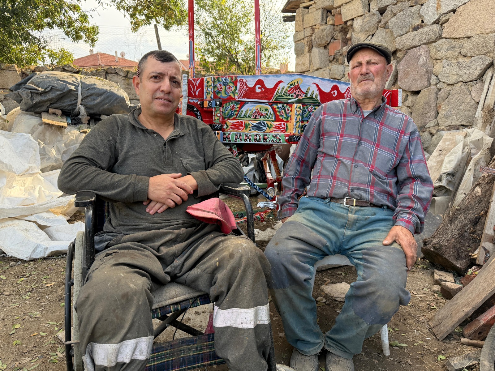 78 yaşındaki marangoz, engelli oğluyla Afyon'da nostaljiyi yaşatıyor 1 78 yaşındaki marangoz, engelli oğluyla Afyon'da nostaljiyi yaşatıyor