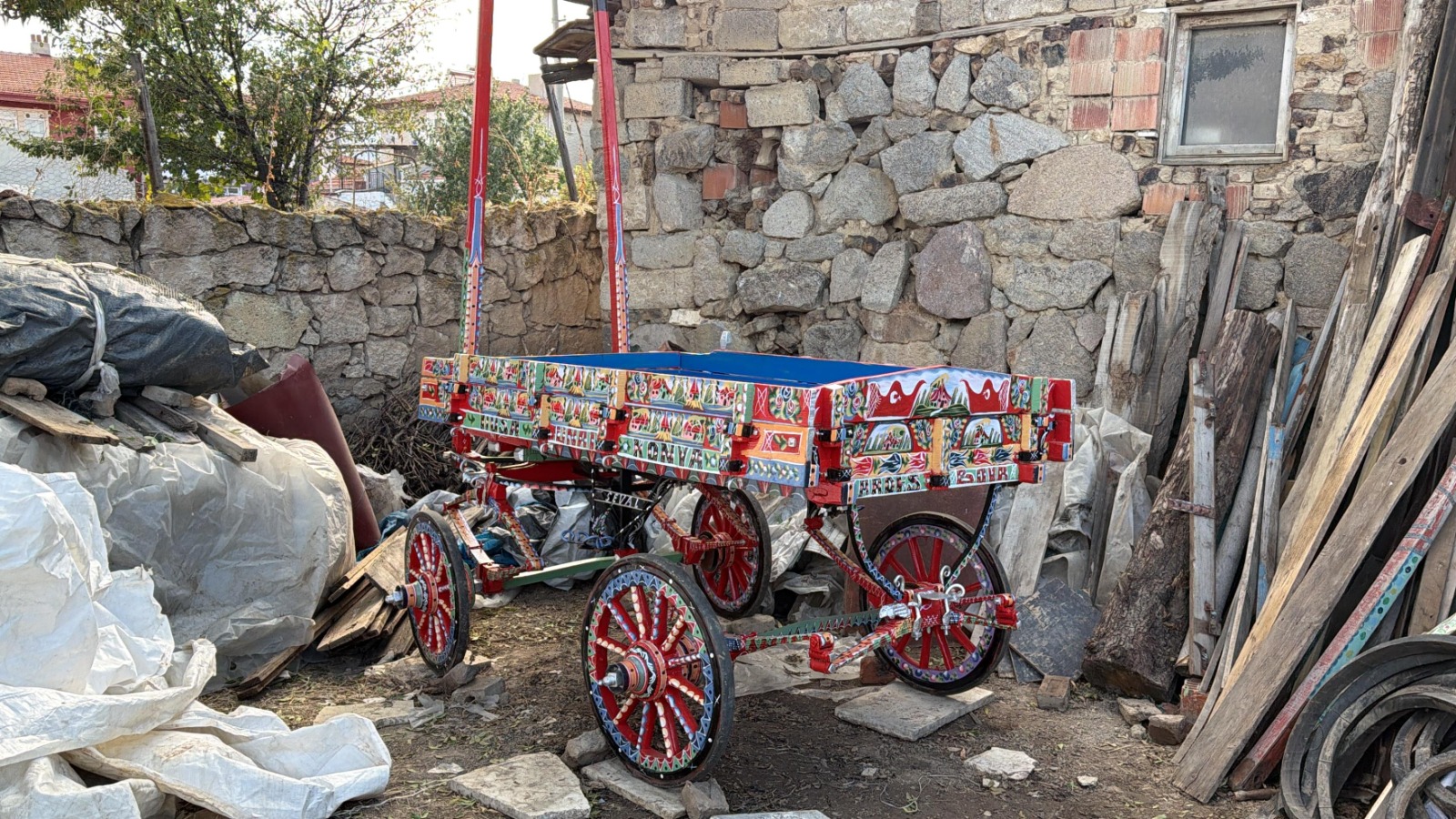 78 yaşındaki marangoz, engelli oğluyla Afyon'da nostaljiyi yaşatıyor 2 78 yaşındaki marangoz, engelli oğluyla Afyon'da nostaljiyi yaşatıyor