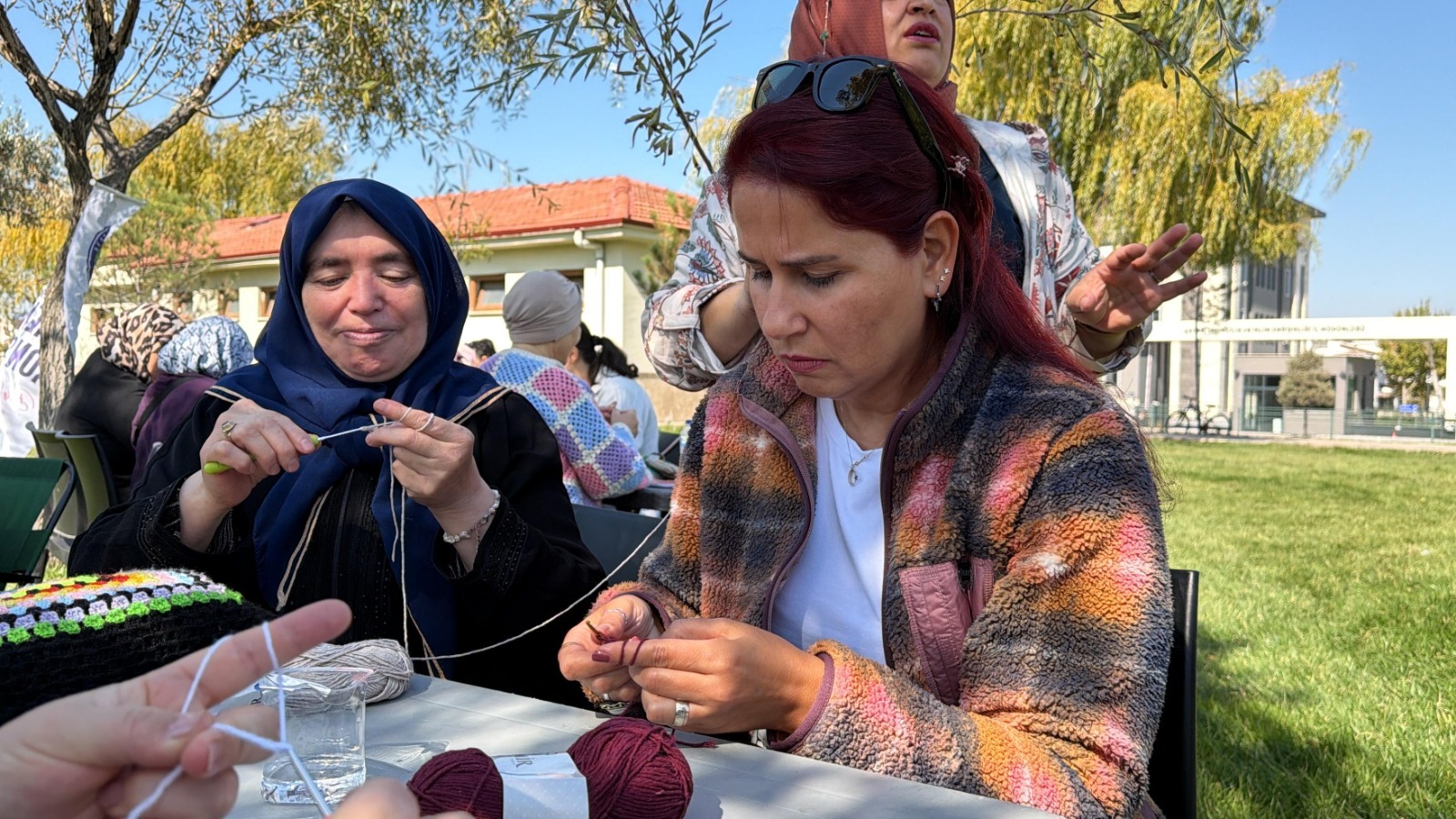 Kadınlar tanışmak ve dayanışmak için ilmek attı
