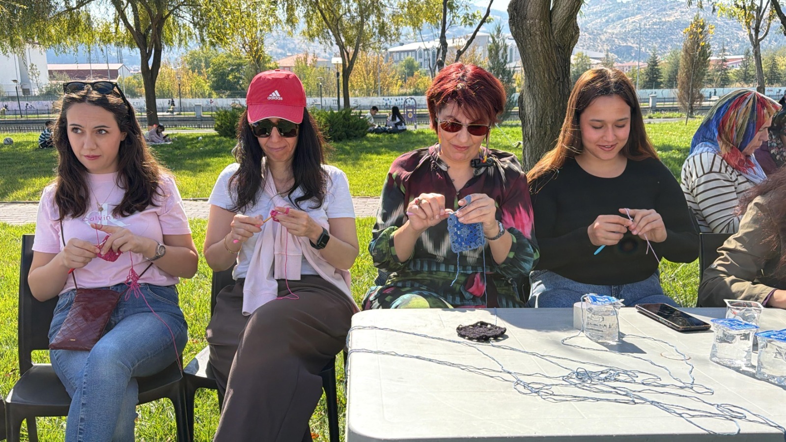 Kadınlar tanışmak ve dayanışmak için ilmek attı