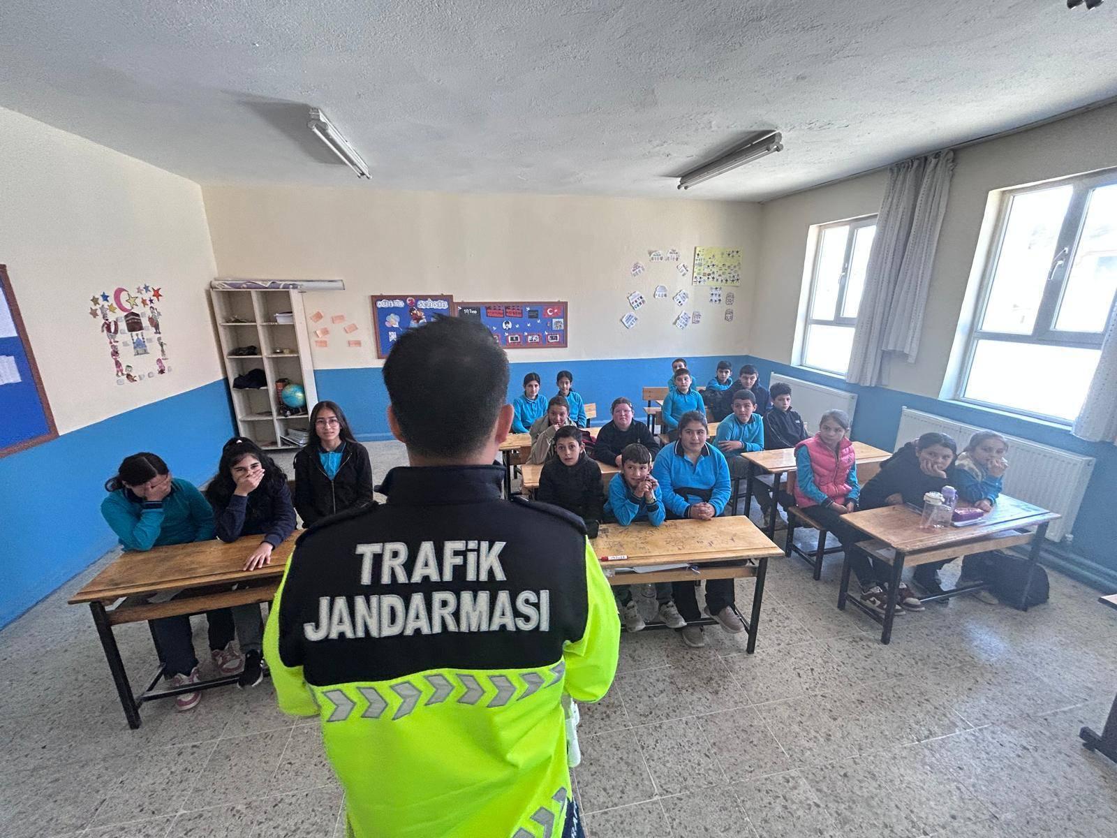 Afyonkarahisar’da jandarmadan 503 öğrenciye trafik eğitimi 1 Afyonkarahisar’da jandarmadan 503 öğrenciye trafik eğitimi
