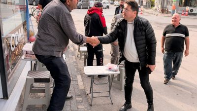 Bolvadin Belediye Başkanı Derviş Aynacı, hemşehrileriyle bir araya gelerek vatandaşların
