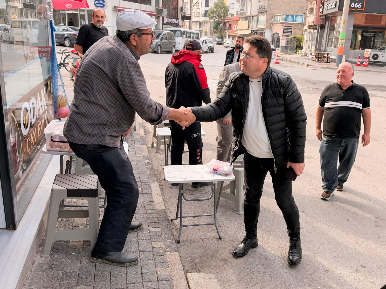 Bolvadin Belediye Başkanı Derviş Aynacı, hemşehrileriyle bir araya gelerek vatandaşların