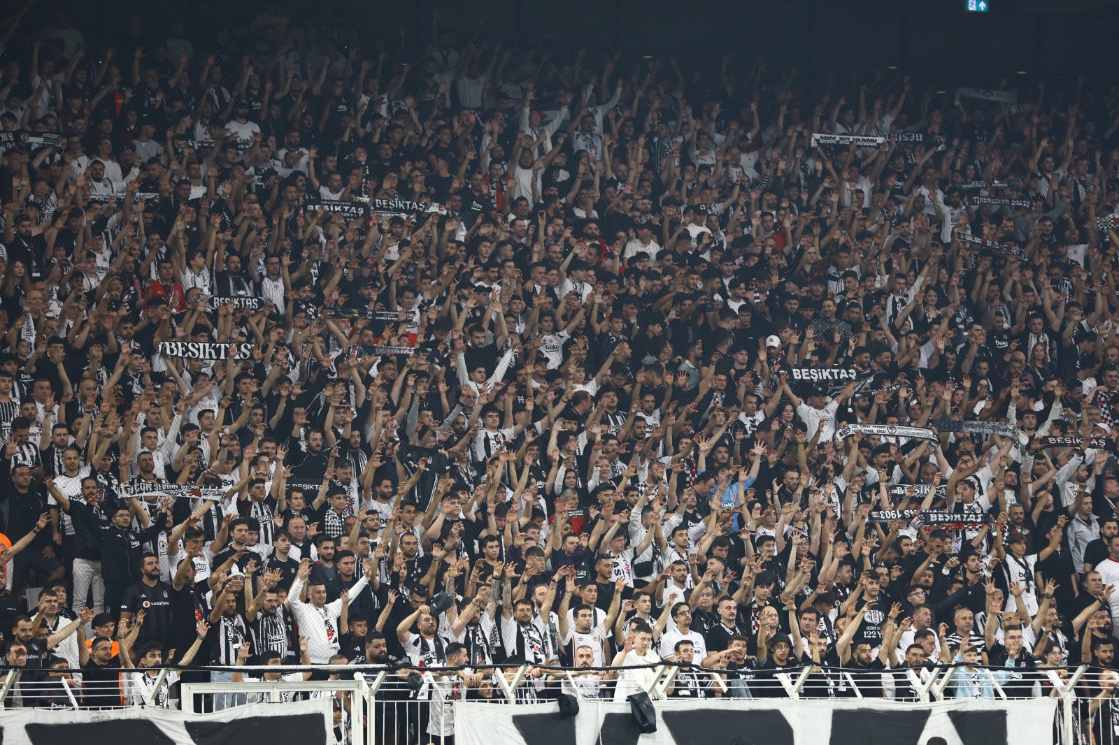 Beşiktaş, Trabzonspor'un "Deplasmana yasak kaldırılsın" paylaşımına destek vererek çağrıda bulundu.