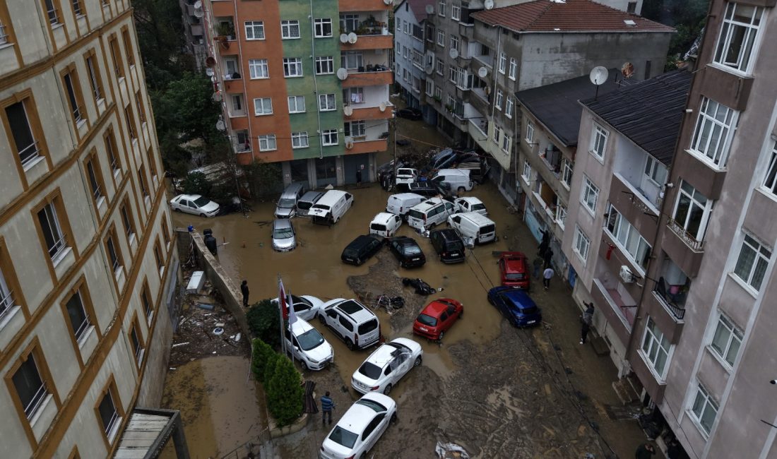 İstanbul’da etkili olan şiddetli sağanak yağış, birçok ilçede su baskınlarına