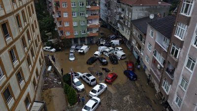 İstanbul’da etkili olan şiddetli sağanak yağış, birçok ilçede su baskınlarına