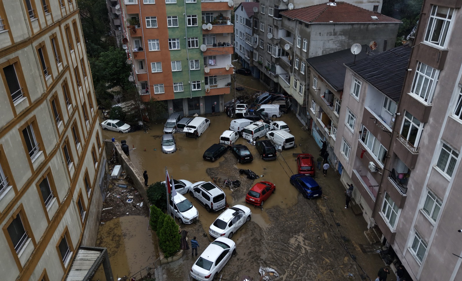 İstanbul’da etkili olan şiddetli sağanak yağış, birçok ilçede su baskınlarına