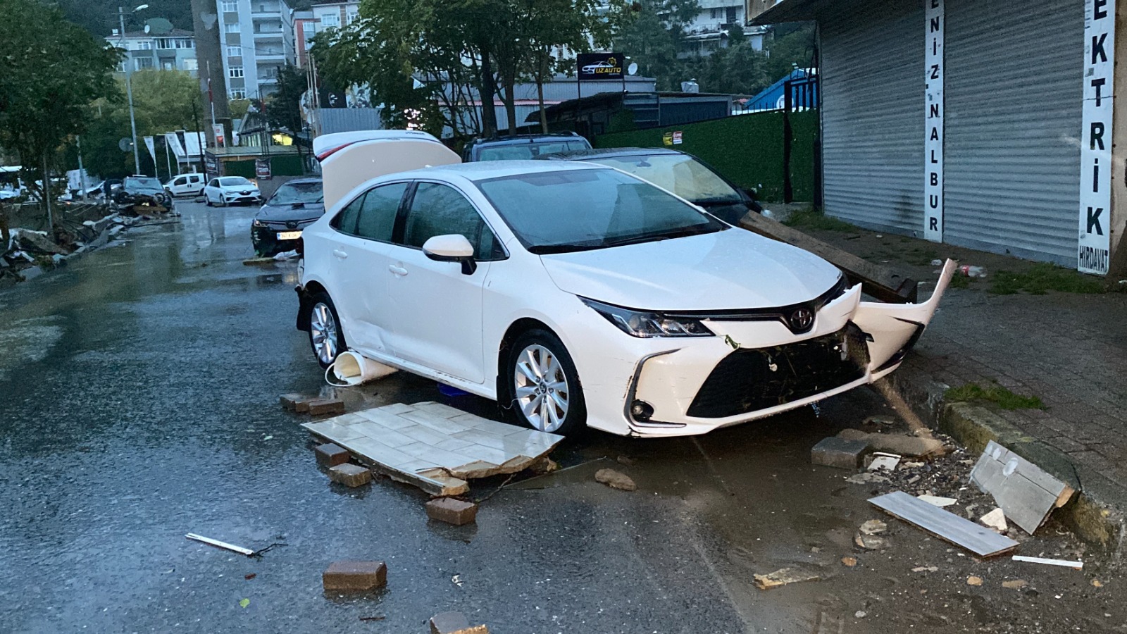 Ayazağa’da hasar, gün ağarınca ortaya çıktı