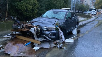 Sarıyer Ayazağa’da etkili olan şiddetli yağışın ardından cadde üzerindeki iş