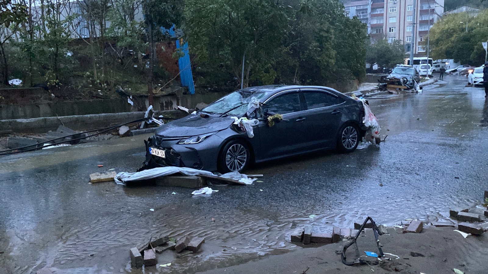 Ayazağa’da hasar, gün ağarınca ortaya çıktı