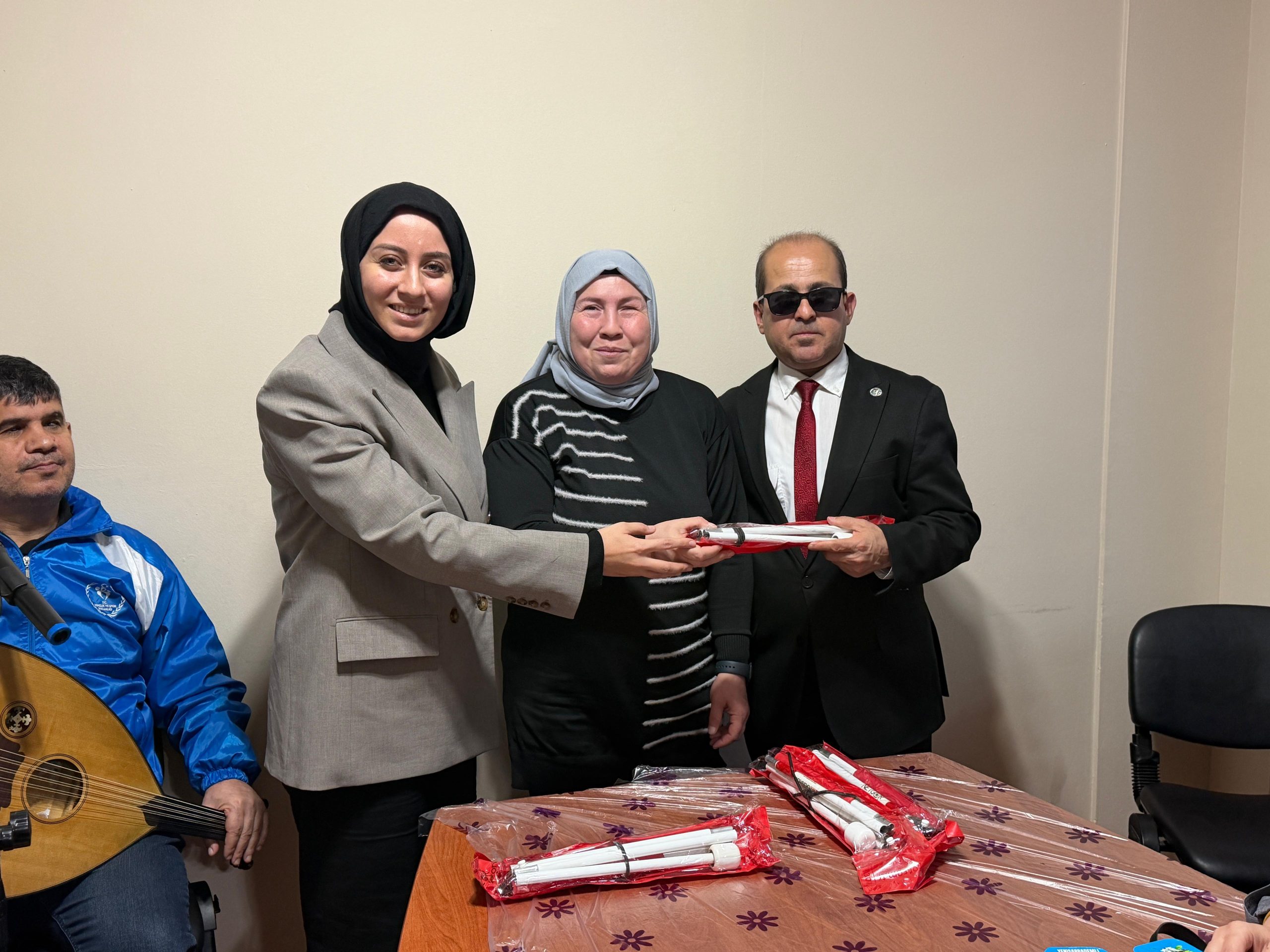 Altınokta’dan anlamlı beyaz baston desteği 3 Altınokta’dan anlamlı beyaz baston desteği