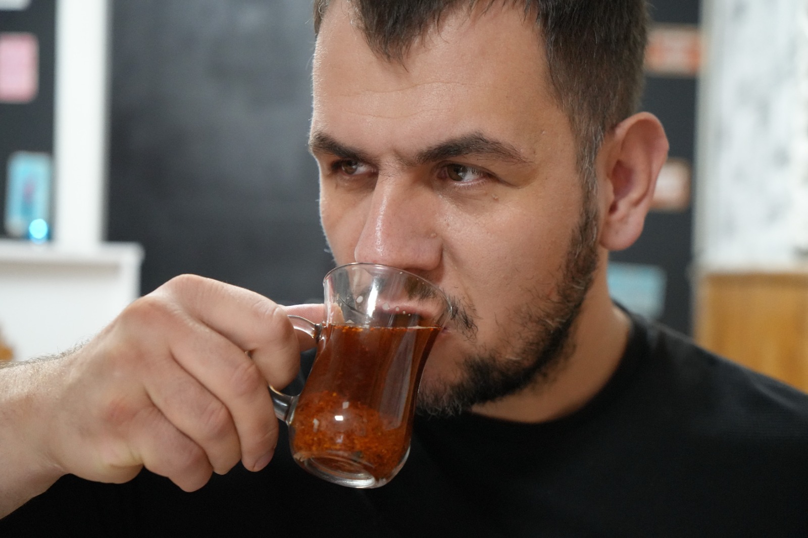 Acısız yaşayamıyor: Tatlıya pul biber atıyor, çayı da acı içiyor 2 Acısız yaşayamıyor: Tatlıya pul biber atıyor, çayı da acı içiyor