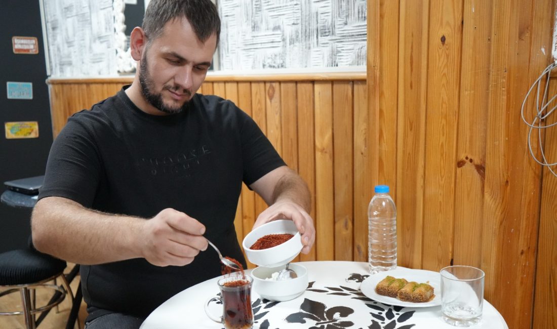 Samsun'da Caner Özsercan isimli vatandaş, yediği-içtiği her şeye acı pul