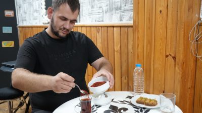 Samsun'da Caner Özsercan isimli vatandaş, yediği-içtiği her şeye acı pul