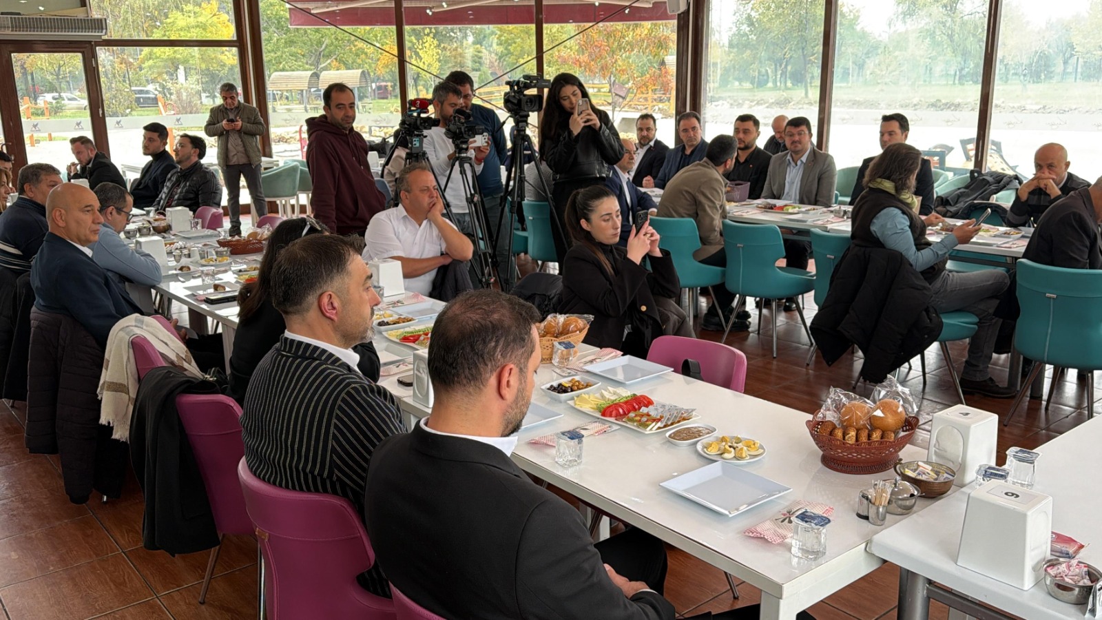 AK Parti’den basın buluşması 11 AK Parti’den basın buluşması