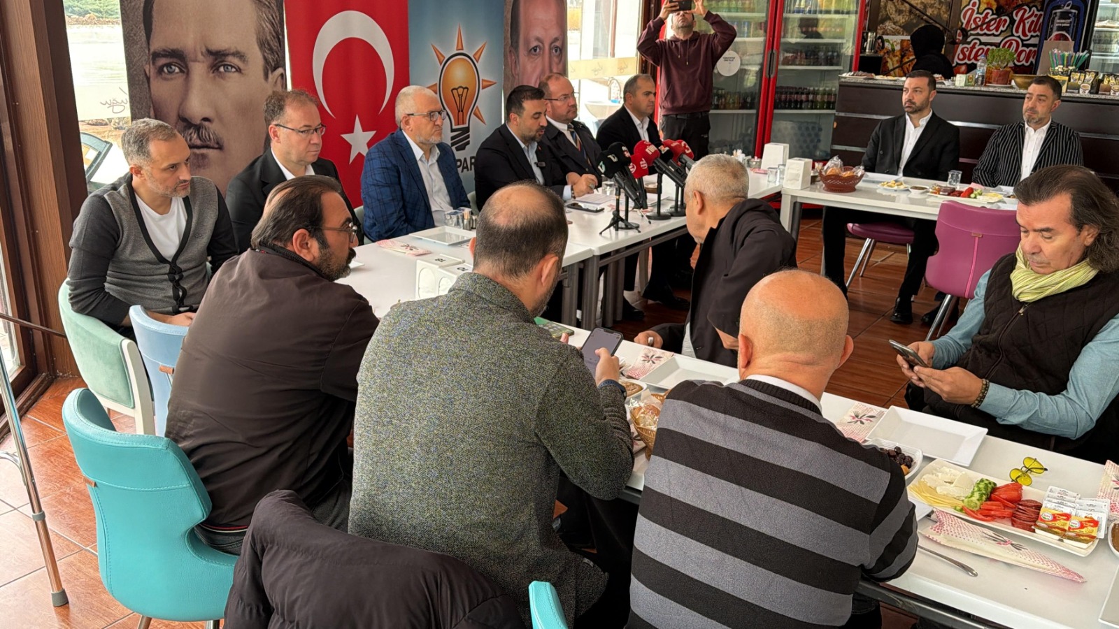 AK Parti’den basın buluşması 6 AK Parti’den basın buluşması
