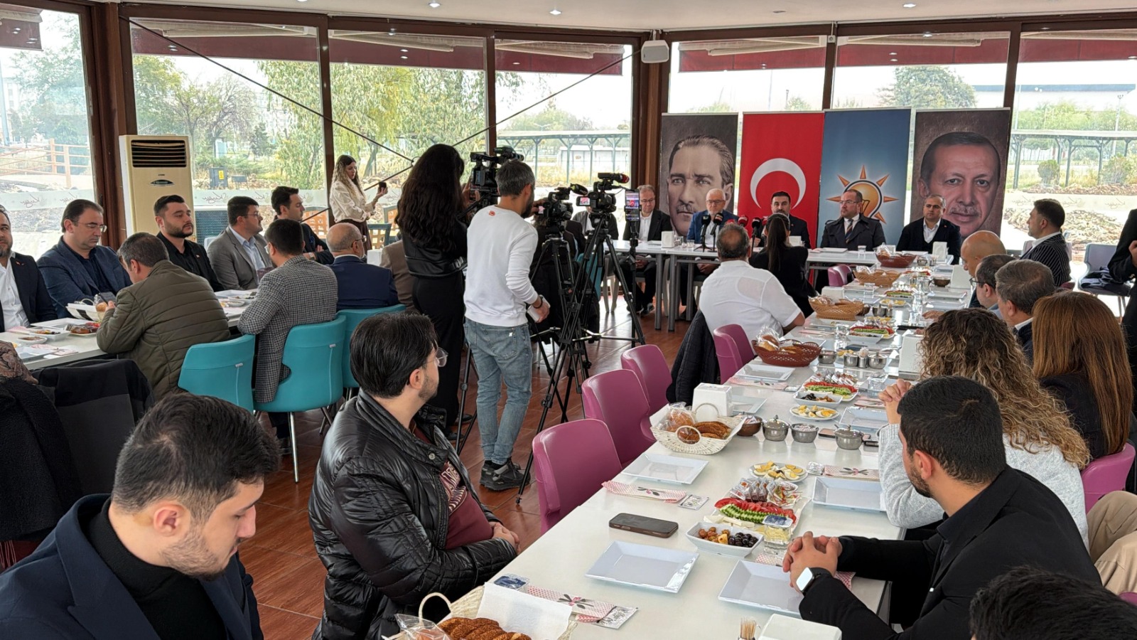 AK Parti’den basın buluşması 4 AK Parti’den basın buluşması