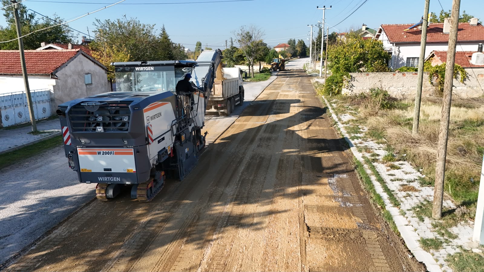 Bolvadin’de 7 bin 200 metrekarelik yolda sıcak asfalt çalışması 1 Bolvadin’de 7 bin 200 metrekarelik yolda sıcak asfalt çalışması