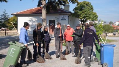 Bolvadin Belediyesi, ilçe genelinde sürdürdüğü rutin temizlik çalışmalarının yanı sıra
