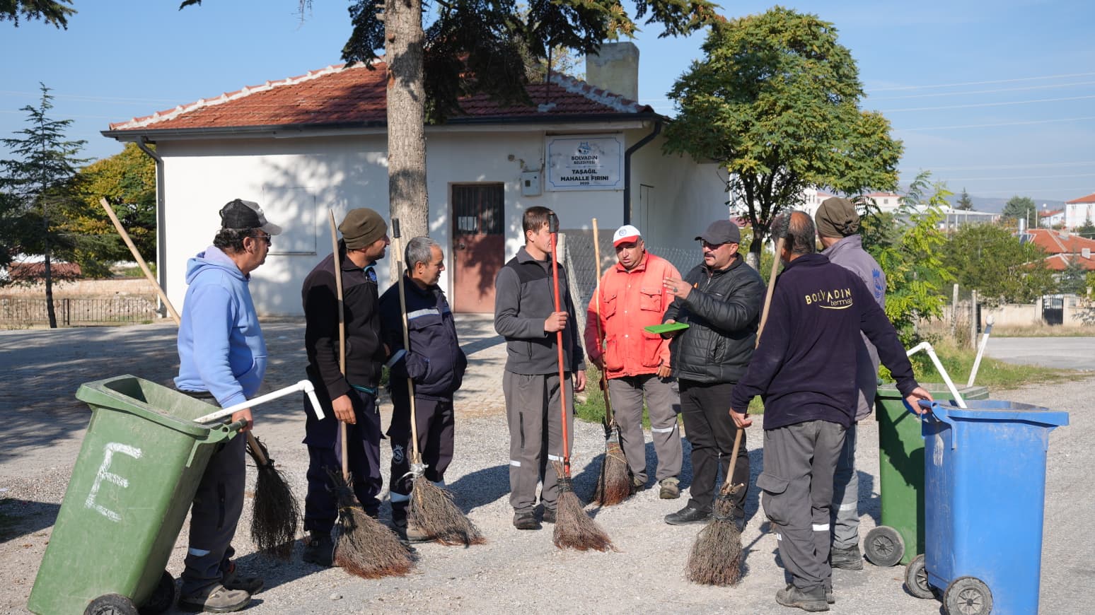 Bolvadin Belediyesi, ilçe genelinde sürdürdüğü rutin temizlik çalışmalarının yanı sıra