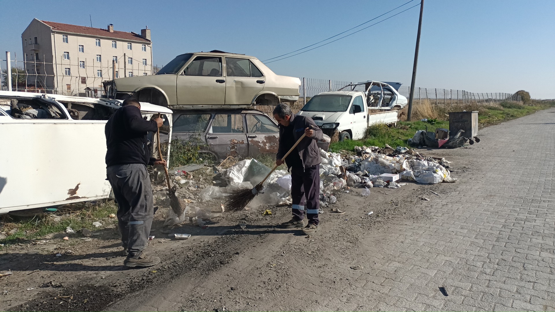 Bolvadin Belediyesi, ilçe genelinde sürdürdüğü rutin temizlik çalışmalarına Sanayi Sitesi