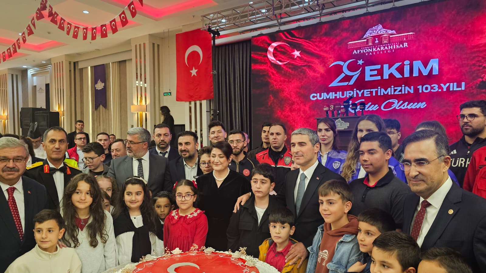 Afyonkarahisar’da Cumhuriyet’in 103. yılı coşkuyla kutlandı 2 Afyonkarahisar’da Cumhuriyet’in 103. yılı coşkuyla kutlandı