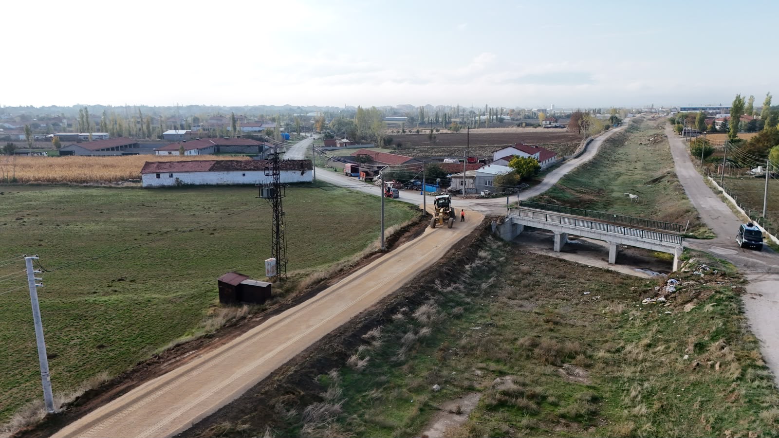 Bolvadin Erkmen Mahallesi Harlak mevkisinde soğuk asfalt çalışmaları başladı 1 Bolvadin Erkmen Mahallesi Harlak mevkisinde soğuk asfalt çalışmaları başladı