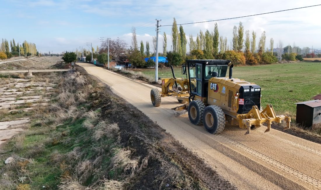 Bolvadin Belediyesi, Erkmen Mahallesi Harlak mevkisinde soğuk asfalt çalışmalarına başladı.