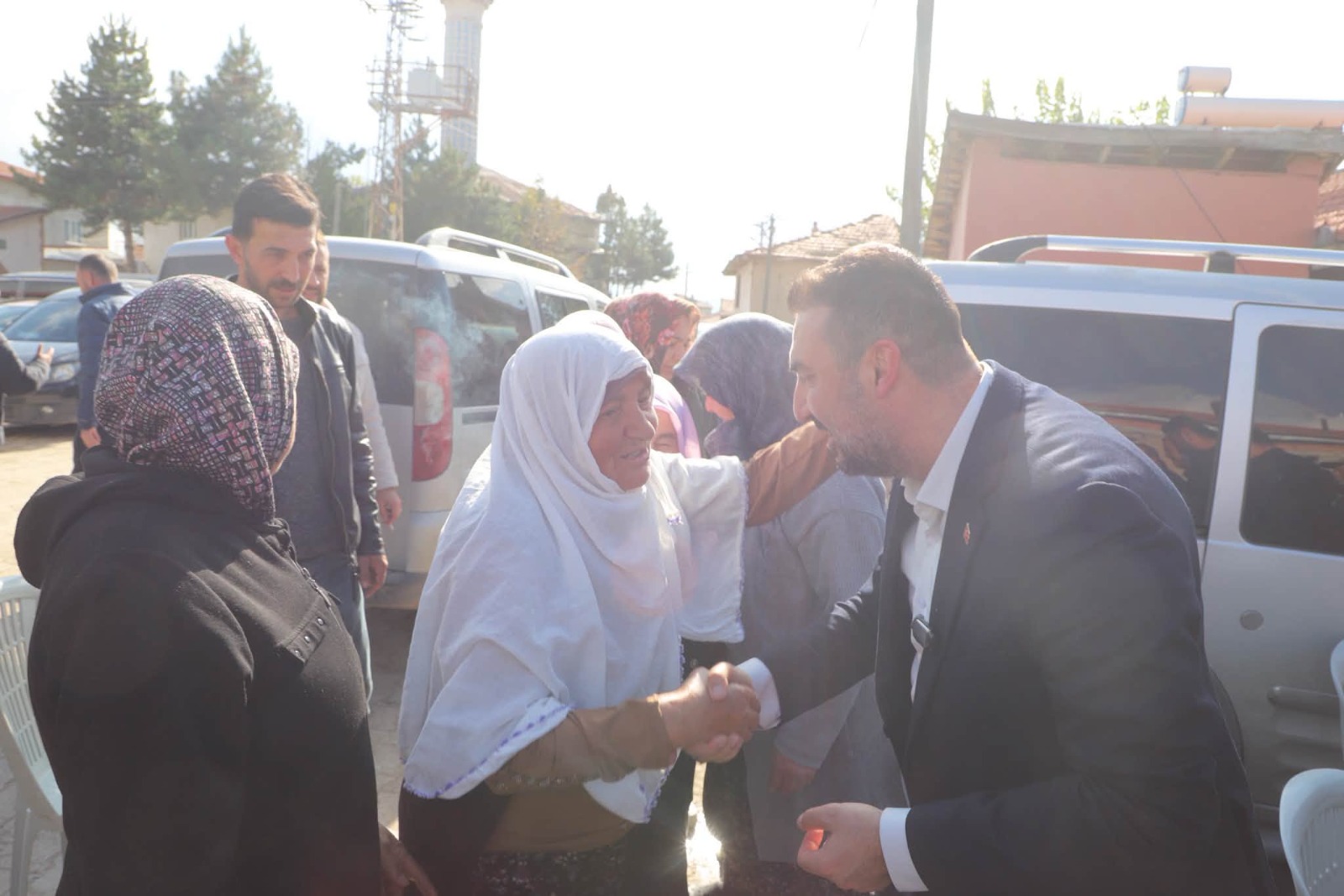 Özgür Kavak, baba ocağında hemşehrileriyle kucaklaştı