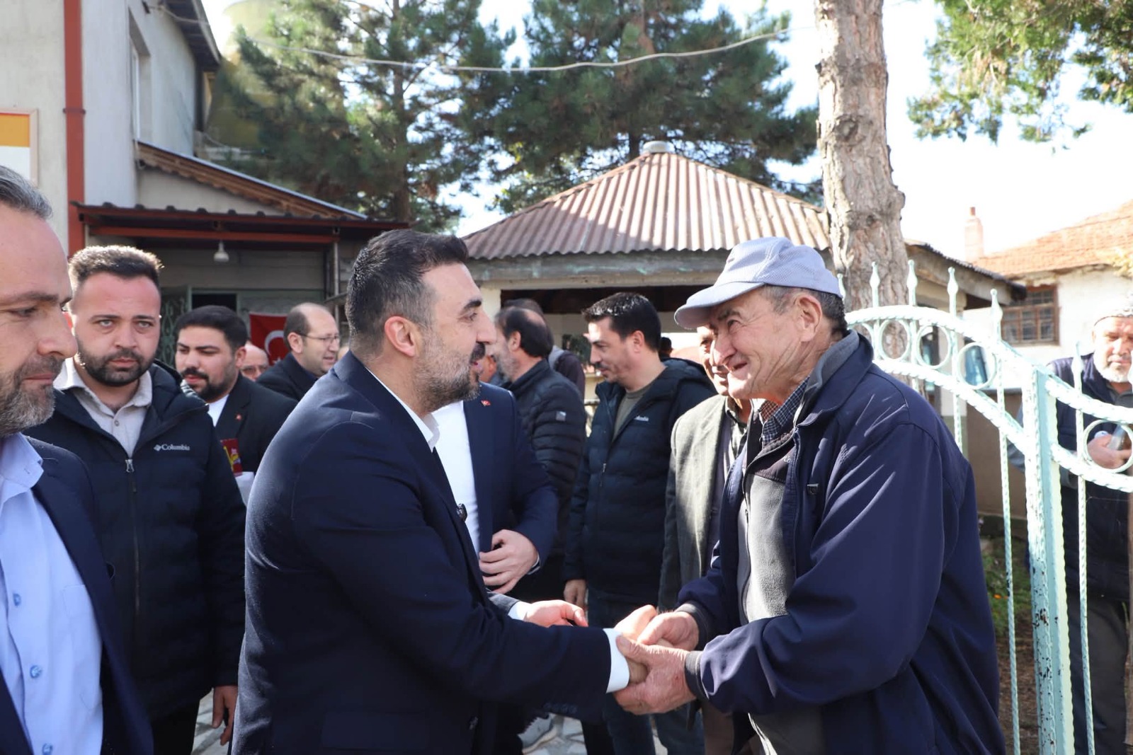 Özgür Kavak, baba ocağında hemşehrileriyle kucaklaştı