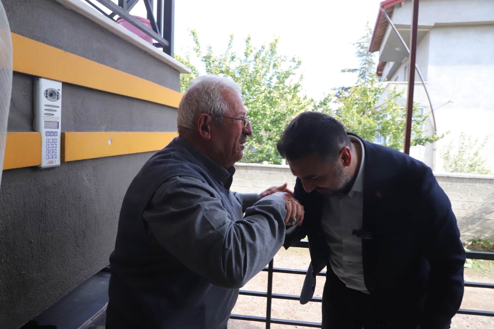 Özgür Kavak, baba ocağında hemşehrileriyle kucaklaştı