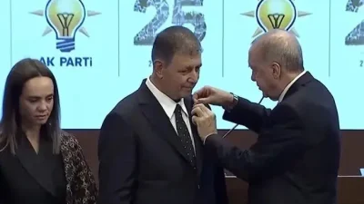 İzmir Büyükşehir Belediye Başkanı Cemil Tugay, AK Parti’ye katıldı. CHP’den