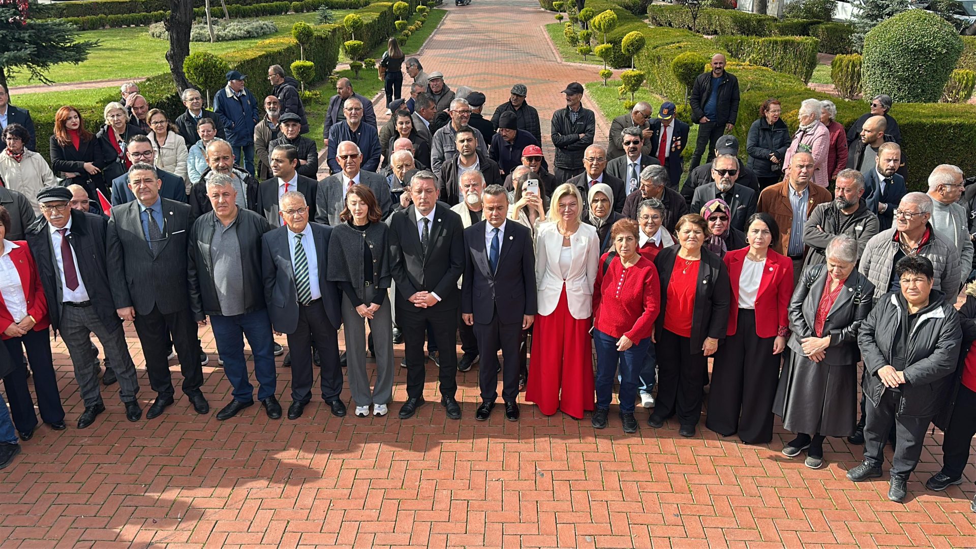 Yeni Parti’den Atatürk Anıtı’na çelenk sunumu 1 Yeni Parti’den Atatürk Anıtı’na çelenk sunumu