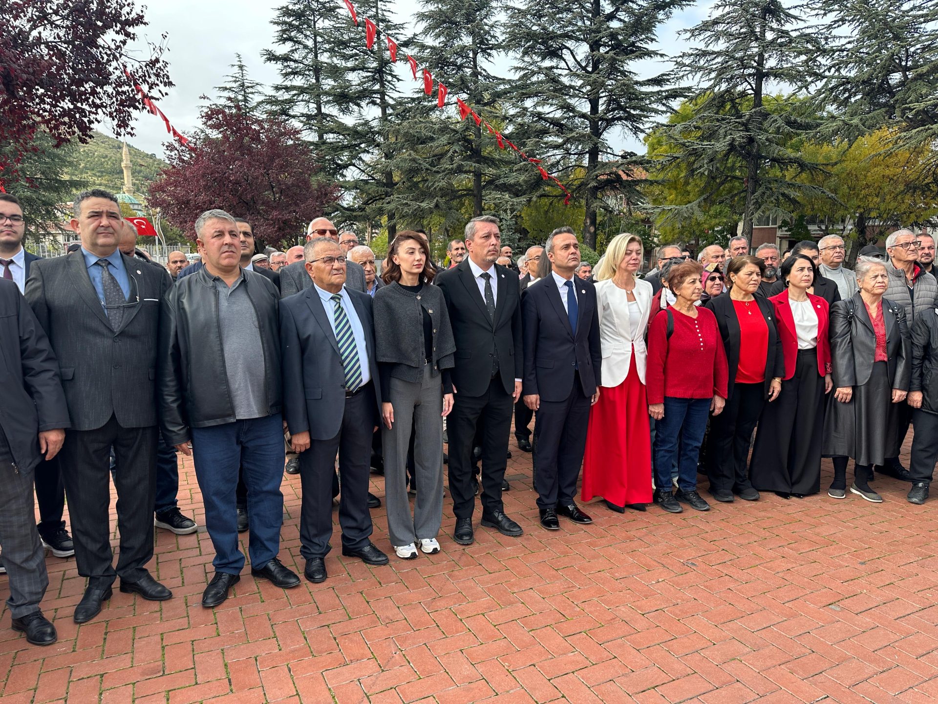 Yeni Parti’den Atatürk Anıtı’na çelenk sunumu 2 Yeni Parti’den Atatürk Anıtı’na çelenk sunumu