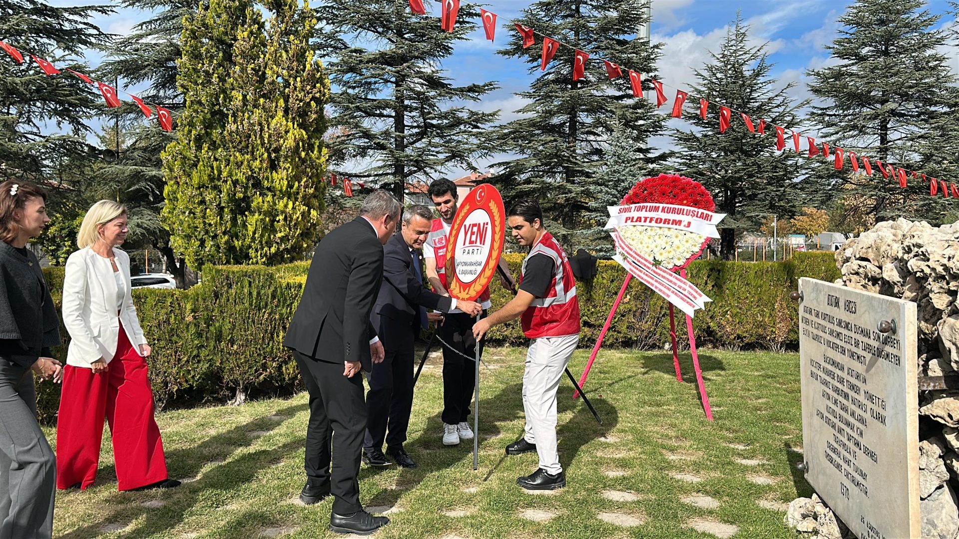 Yeni Parti’den Atatürk Anıtı’na çelenk sunumu 3 Yeni Parti’den Atatürk Anıtı’na çelenk sunumu