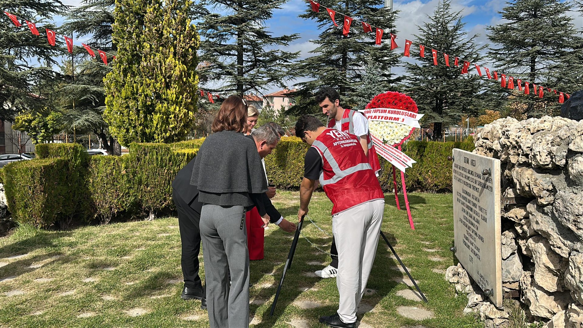 Yeni Parti’den Atatürk Anıtı’na çelenk sunumu 4 Yeni Parti’den Atatürk Anıtı’na çelenk sunumu
