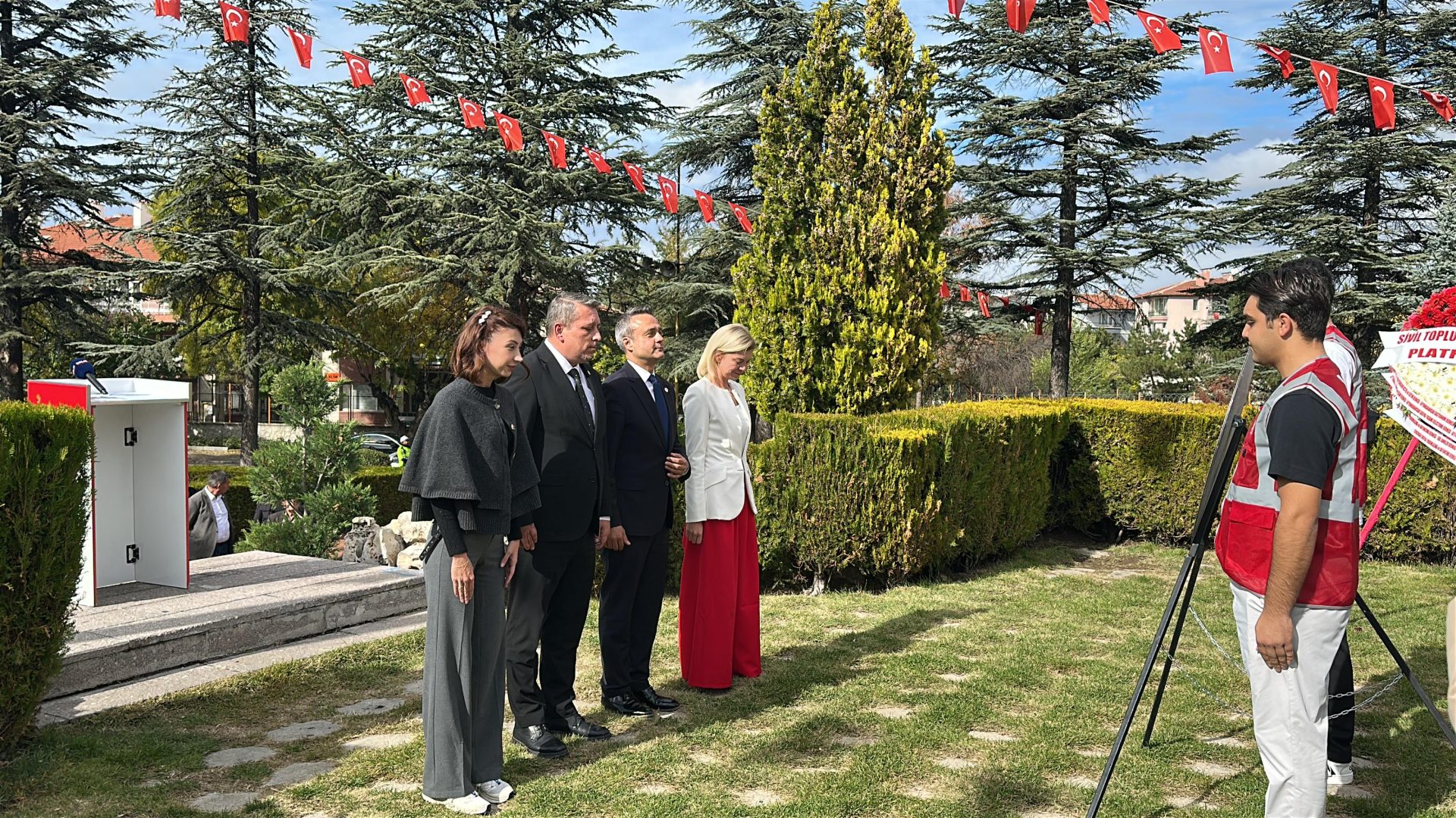 Yeni Parti’den Atatürk Anıtı’na çelenk sunumu 5 Yeni Parti’den Atatürk Anıtı’na çelenk sunumu