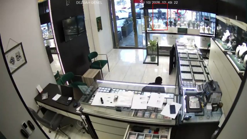 Esenyurt’ta kuyumcuya gerçekleştirilen silahlı saldırının yeni görüntüleri ortaya çıktı. Görüntüde,