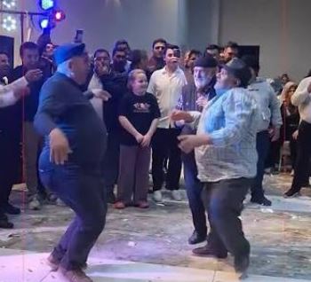 Afyonkarahisar’ın Bolvadin ilçesinde düğünlerdeki danslarıyla tanınan M. Ali Gürbüz ve