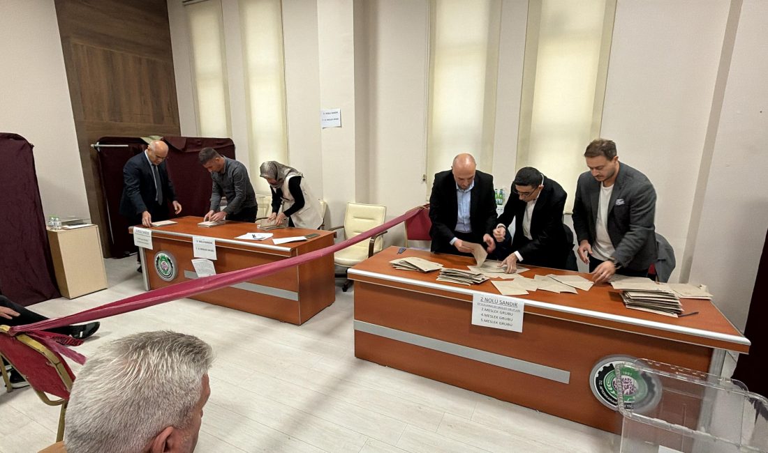 Afyonkarahisar Ticaret Borsası’nda başkanlık seçimi için gerçekleştirilen oy verme işlemi