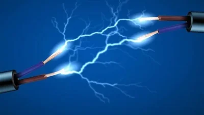 Afyonkarahisar’ın İhsaniye ilçesinde bir evin çatısında panel döşedikleri sırada elektrik