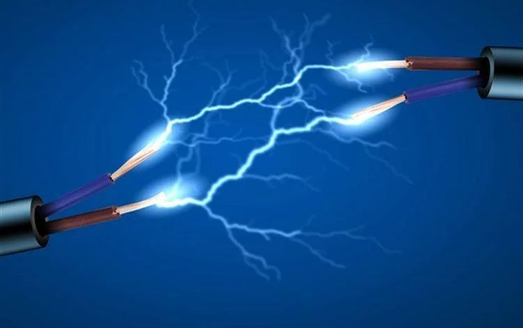 Afyonkarahisar’ın İhsaniye ilçesinde bir evin çatısında panel döşedikleri sırada elektrik