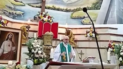 Güney Amerika ülkesi Ekvador'da canlı yayınlanan ayin sırasında üzerine büyük