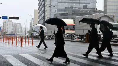 Japonya'nın güneyindeki adalara doğru ilerleyen Champi Tayfunu nedeniyle bölgede şiddetli