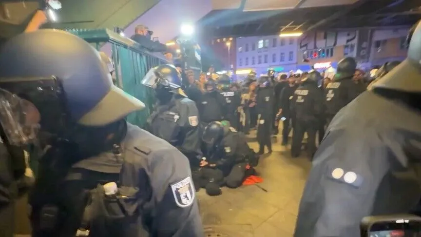 Almanya'nın başkenti Berlin'de düzenlenen Filistin’e destek gösterisine polis sert müdahalede