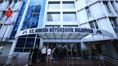 Yolsuzluk soruşturması kapsamında Mersin Büyükşehir Belediye Başkanı Vahap Seçer, Yenişehir